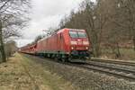 185 048-6 mit einem leeren Autozug am 09.02.2022 im Haunetal.