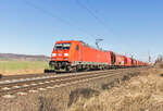 185 211-0 mit einem Kalizug Richtung Süden am 09.03.2022 bei Friedland.