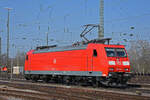 DB Lok 185 030-4 durchfährt solo den badischen Bahnhof.