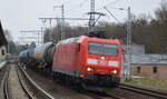 DB Cargo AG [D] mit  185 144-3  [NVR-Nummer: 91 80 6185 144-3 D-DB] und gemischtem Kesselwagenzug am 04.04.22 Berlin Buch.