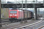 Ein Güterzug der Baureihe 185 hält für kurze Zeit auf Gleis 506 des Kassel-Wilhemshöher Bahnhofes.