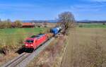 185 290 mit einem Güterzug am 12.04.2022 bei Landau an der Isar.