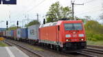 DB Cargo AG [D] mit  185 300-1  [NVR-Nummer: 91 80 6185 300-1 D-DB] und Containerzug Richtung Terminal Großbeeren am 04.05.22 Durchfahrt Bf.