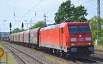DB Cargo AG [D] mit  185 214-4  [NVR-Nummer: 91 80 6185 214-4 D-DB] und gemischtem Güterzug am 19.05.22 Durchfahrt Bf.