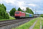 185 253-2 kommt mit einem Schüttgutwagenzug durch Thüngersheim gen Gemünden gefahren am Dienstag den 24.5.2022