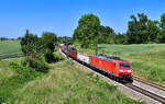 185 051 mit einem Güterzug am 03.06.2022 bei Langenisarhofen.