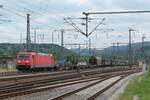 185 354-8 der DB Cargo AG am 11.6.2022 mit einem gemischten Güterzug bei der Ausfahrt aus Saalfeld (Saale)