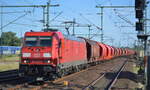 DB Cargo AG [D] mit  185 243-3  [NVR-Nummer: 91 80 6185 243-3 D-DB] und Kalizug am 15.06.22 Durchfahrt Bahnhof Wittenberge.