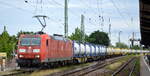 DB Cargo AG [D] mit  185 151-8  [NVR-Nummer: 91 80 6185 151-8 D-DB] und einem Tankcontainerzug am 29.06.22 Vorbeifahrt Bahnhof Magdeburg-Neustadt.