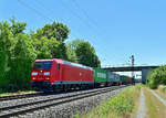 185 080-9 in Thüngersheim mit einem Kastelzug gen Karlstadt fahrend am 19.7.2022