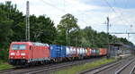 DB Cargo AG [D] mit  185 376-1  [NVR-Nummer: 91 80 6185 376-1 D-DB] und Containerzug am 05.07.22 Vorbeifahrt Bahnhof Dedensen Gümmer.