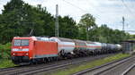 DB Cargo AG [D] mit  185 002-3  [NVR-Nummer: 91 80 6185 002-3 D-DB] und einem gemischten Kesselwagenzug am 05.07.22 Vorbeifahrt Bahnhof Dedensen Gümmer.