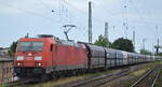 DB Cargo AG [D] mit  185 304-3  [NVR-Nummer: 91 80 6185 304-3 D-DB] und einem Ganzzug Selbstentladewagen am 29.06.22 Vorbeifahrt Bahnhof Magdeburg-Neustadt.