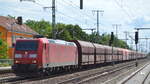 DB Cargo AG [D] mit  185 171-6  [NVR-Nummer: 91 80 6185 171-6 D-DB] und einem gemischten Güterzug am 23.08.22 Durchfahrt Bahnhof Golm.