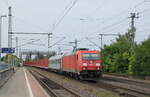 DB 185 230-0 und D-DB 63 80 99-40 106-6 Bcmkh 240 mit einem Militärtransport Richtung Magdeburg, am 18.08.2022 in Niederndodeleben.