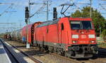 DB Cargo AG [D] mit  185 287-0  [NVR-Nummer: 91 80 6185 287-0 D-DB] und einem gemischten Güterzug am 10.10.22 Durchfahrt Bahnhof Golm.