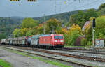 Bei der Einfahrt in den Bahnhof Lohr am Main ist die 185 048 samt einem Gemischtwarenladenzug am Haken zusehen. Samstag den 15.10.2022