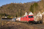 185 310 mit gemischtem Güterzug in Richtung Ulm am 11.03.2022 auf der Geislinger Steige.