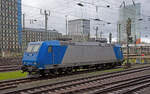 Am Montag den 26.12.2022 um 09:16 Uhr steht in Mannheim Hbf auf Gleis 102 eine abgestellte 185er.