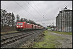 DBl 185283-9 kam am 11.1.2023 um 12.08 Uhr mit einem Güterzug in Richtung Münster durch den Bahnhof Kattenvenne.