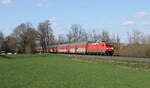 DB 185 353-0 mit geschlossenen Autotransportwagen Richtung Fulda, am 05.04.2023 in Hauneck.