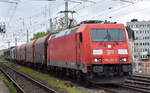 DB Cargo AG [D] mit ihrer  185 356-3  [NVR-Nummer: 91 80 6185 356-3 D-DB] und einem kurzen gemischten Güterzug am 02.05.23 Vorbeifahrt Bahnhof Magdeburg Neustadt.