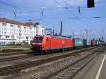 185 056 mit einem Containerzug in Regensburg.