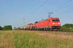 Mit einem gemischten Güterzug und 261 012 sowie 294 872 als Wagenloks rollte 185 364 am Morgen des 01.07.23 durch Gräfenhainichen Richtung Wittenberg.