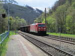 185 244 kam,am 27.April 2023,von Probstzella durch den Bahnhof Hockeroda in Richtung Saalfeld.