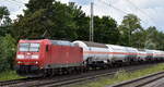 DB Cargo AG [D] mit ihrer  185 180-7  [NVR-Nummer: 91 80 6185 180-7 D-DB] und einem Ganzzug Druckgaskesselwagen am 06.07.23 Höhe Bahnhof Dedensen-Gümmer.