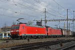 Doppeltraktion, mit den DB Loks 185 136-9 und 185 120-3 durchfährt am 22.12.2022 den Bahnhof Pratteln.