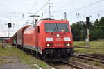 DB Cargo AG [D] mit ihrer  185 256-5  [NVR-Nummer: 91 80 6185 256-5 D-DB] und einem gemischten PKW und PKW Stückgüter Transportzug Durchfahrt Bahnhof Falkenberg/Elster, 05.08.23