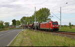 Recht unvermittelt rauscht dieser gemischte Gz mit 185 192-2 am Bahnübergang Amsdorfer Chausee (km 23,8) Richtung Halle (Saale).

🧰 DB Cargo
🕓 19.5.2023 | 14:22 Uhr