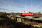 185 277 am 08.12.19 überquert die Isar auf der Leinthaler Brücke bei Unterföhring