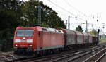DB Cargo AG, Mainz mit ihrer  185 189-8  (NVR:  91 80 6185 189-8 D-DB ) und einem kurzen gemischten Güterzug am 04.10.23 Berlin Hirschgarten.