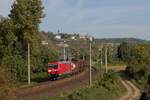 185 177-3 zieht einen gemischten Güterzug an den Dornburger Schlössern vorbei in Richtung Jena (06.10.2023) 