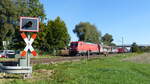 DB Cargo 185 241-7 ( 9180 6185 241-7 D-DB ) mit einem gemischten Güterzug westlich von Moosburg an der Isar am 30.9.2023