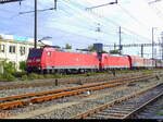 DB - Loks 185 101-3 + 185 137 vor Güterzug unterwegs in Pratteln am 05.10.2023