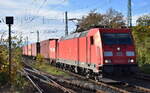 DB Cargo AG, Mainz mit ihrer  185 255-7  (NVR:  91 80 6185 255-7 D-DB ) und einem Containerzug am 07.11.23 Vorbeifahrt Bahnhof Magdeburg Neustadt.