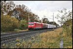 DB 185174 ist hier am 15.11.2023 um 15.32 Uhr in Natrup-Hagen mit einem Kalkzug in Richtung Ruhrgebiet unterwegs.