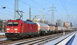 DB Cargo AG, Mainz mit ihrer  185 213-6  (NVR:  91 80 6185 213-6 D-DB ) und einem Ganzzug Druckgaskesselwagen (Kohlenwasserstoffgas, Gemisch C)  am 18.01.24 Durchfahrt Bahnhof Schönefeld (bei