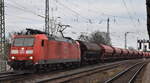 DB Cargo AG, Mainz mit ihrer  185 149-2  (NVR:  91 80 6185 149-2 D-DB ) und einem Ganzzug gedeckter Schüttgutwagen am 31.01.24 Vorbeifahrt Bahnhof Magdeburg Neustadt.