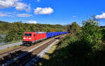 185 357 mit einem Güterzug am 22.10.2023 bei Sandbach.