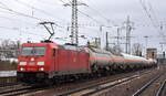 DB Cargo AG, Mainz mit ihrer  185 229-2  (NVR:  91 80 6185 229-2 D-DB ) und einem gemischtem Kesselwagenzug Richtung Rbf. Seddin am 14.02.24 Durchfahrt Bahnhof Schönefeld bei Berlin.