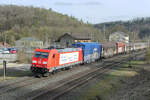 Die gepflegte 185 273-0 der DB Cargo durchfährt mit einem Leerzug Richtung Norden den (ehemaligen) Bahnhof Pappenheim.