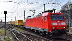 DB Cargo AG, Mainz mit ihrer  185 025-4  (NVR:  91 80 6185 025-4 D-DB ) und einem KLV-Zug mit hauptsächlich DHL-Wechselbrücken am 19.03.24 Vorbeifahrt Bahnhof Magdeburg-Neustadt.