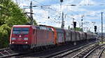 DB Cargo AG, Mainz mit ihrer  185 253-2  [NVR-Nummer: 91 80 6185 253-2 D-DB] und einem Coilzug Richtung Ziltendorf EKO am 27.04.24 Höhe Berlin Hirschgarten.