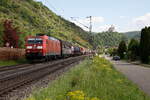185 155  am 09.05.2024 bei Braubach, rechte Rheinstrecke mit gemischtem Güterzug nordwärts unterwegs.