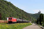 185 290 kommt am 11.05.2024 mit Kesselwagen durchs Mittelrheintal bei Braubach