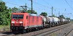 DB Cargo AG, Mainz mit ihrer  185 371-2  [NVR-Nummer: 91 80 6185 371-2 D-DB] mit einem Kesselwagenzug möglicherweise zur Abstellung Bahnhof Brandenburg-Altstadt am 15.05.24 Höhe Bahnhof
